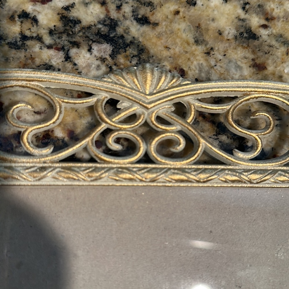 Vintage metal picture frame - Picture 3 of 10